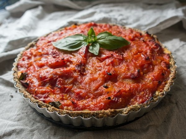 Quelles sont les astuces pour réaliser une tarte au buisson, aux tomates et au basilic ?